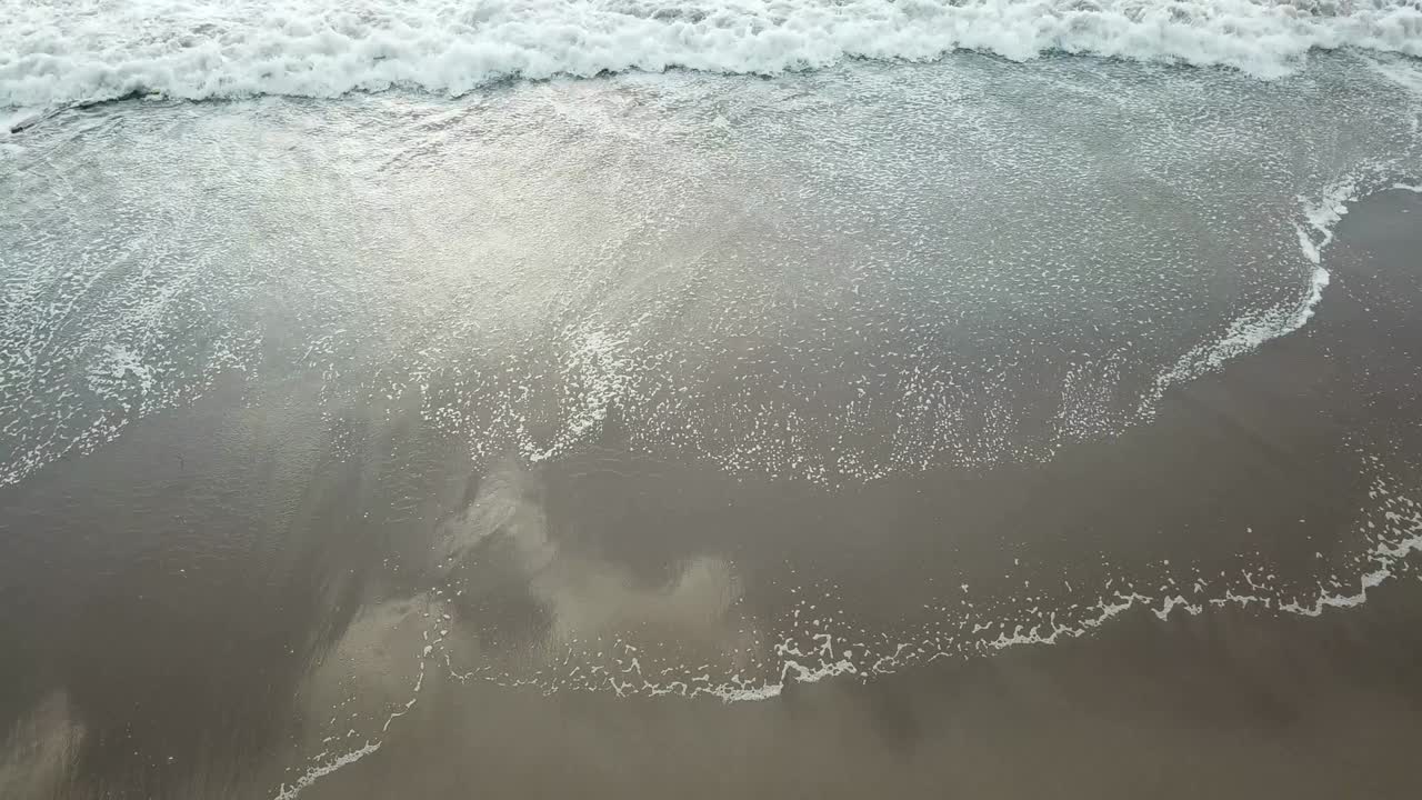 바다의 파도가 부히는 곳을 바라보는 공중의 새의 눈. 녹색과 파란색의 바다  뷰 드론, 드론 영상