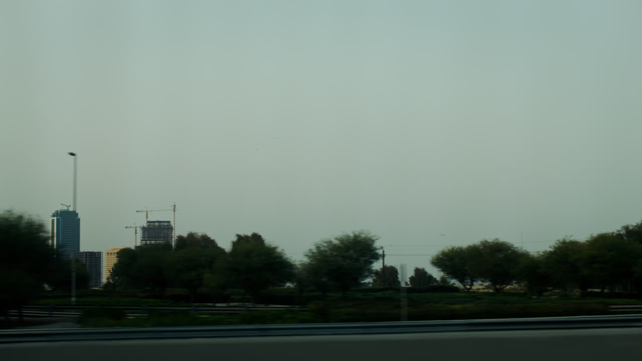 고속도로 오버브라이스 와 차량 과 함께 황혼 에 도시 풍경