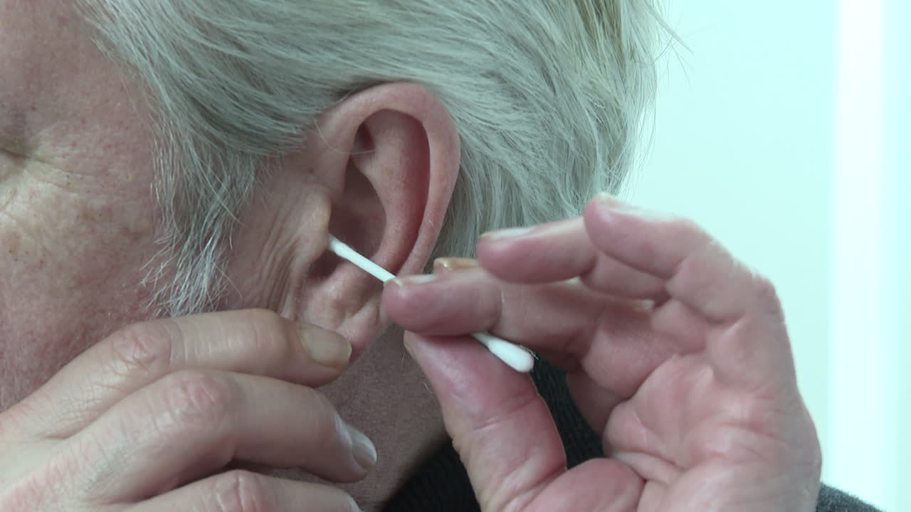 limpieza del oído con un hisopo de algodón