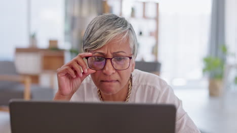 negocios, pensamiento y mujer mayor confundido
