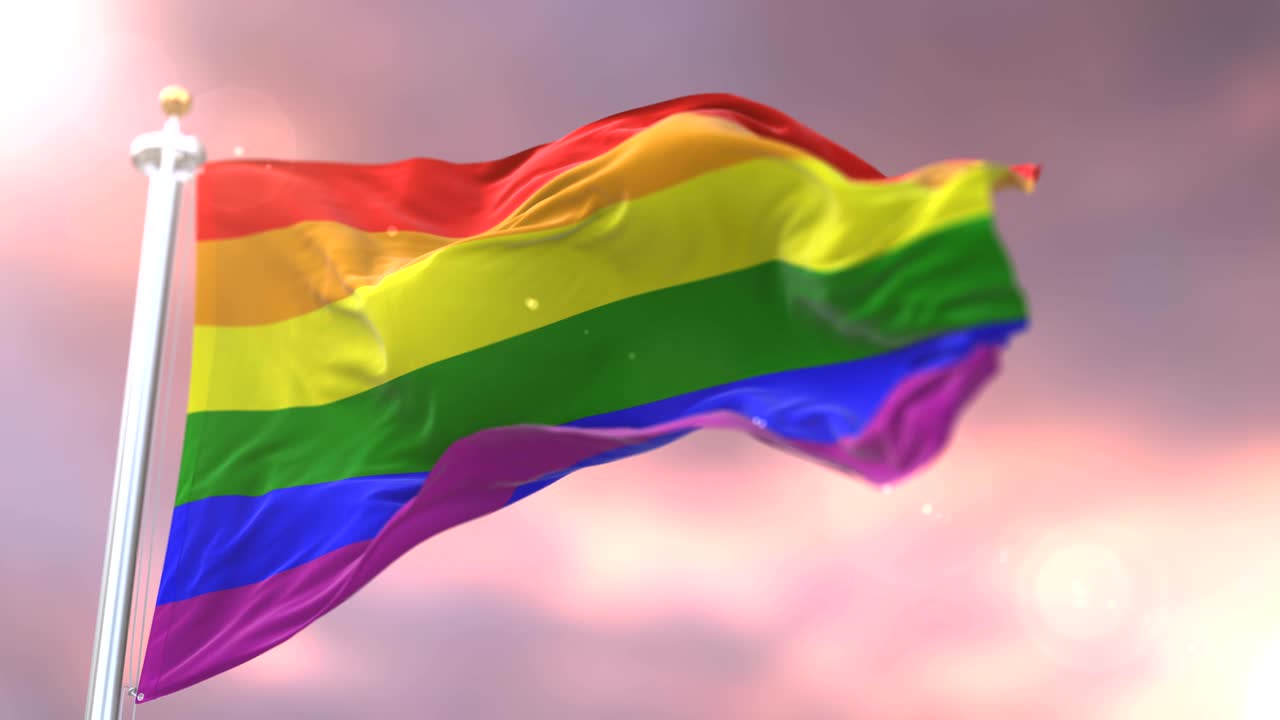 la bandera del arco iris, la bandera del orgullo lgbt o la bandera del orgull gay ondeando al atardecer, bucle