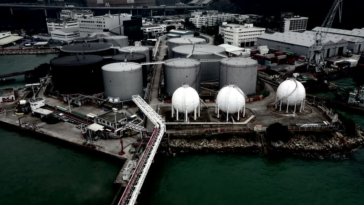 홍콩의 이 항구에 있는 석유 저장 크