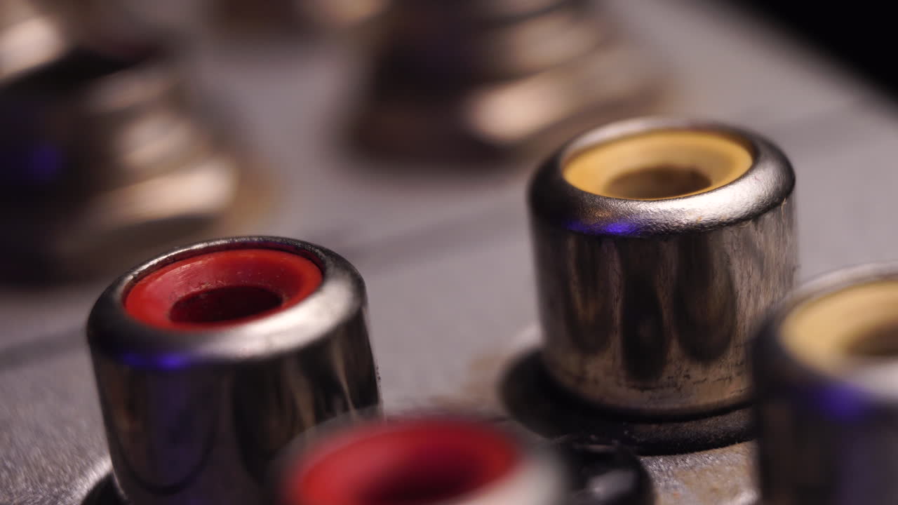 en los conectores de cable de audio rca en la consola de mezcla, macro de cerca