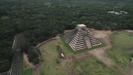 Luftflug-über-Chichen-Itza-Pyramide-Mexiko-Drohne