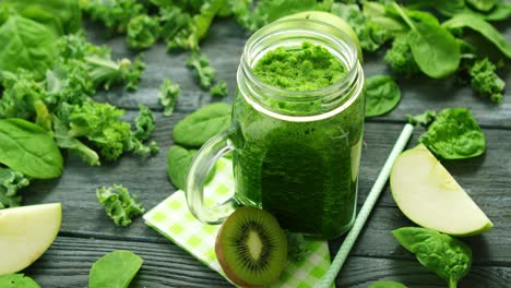 Jar-glass-with-green-smoothie