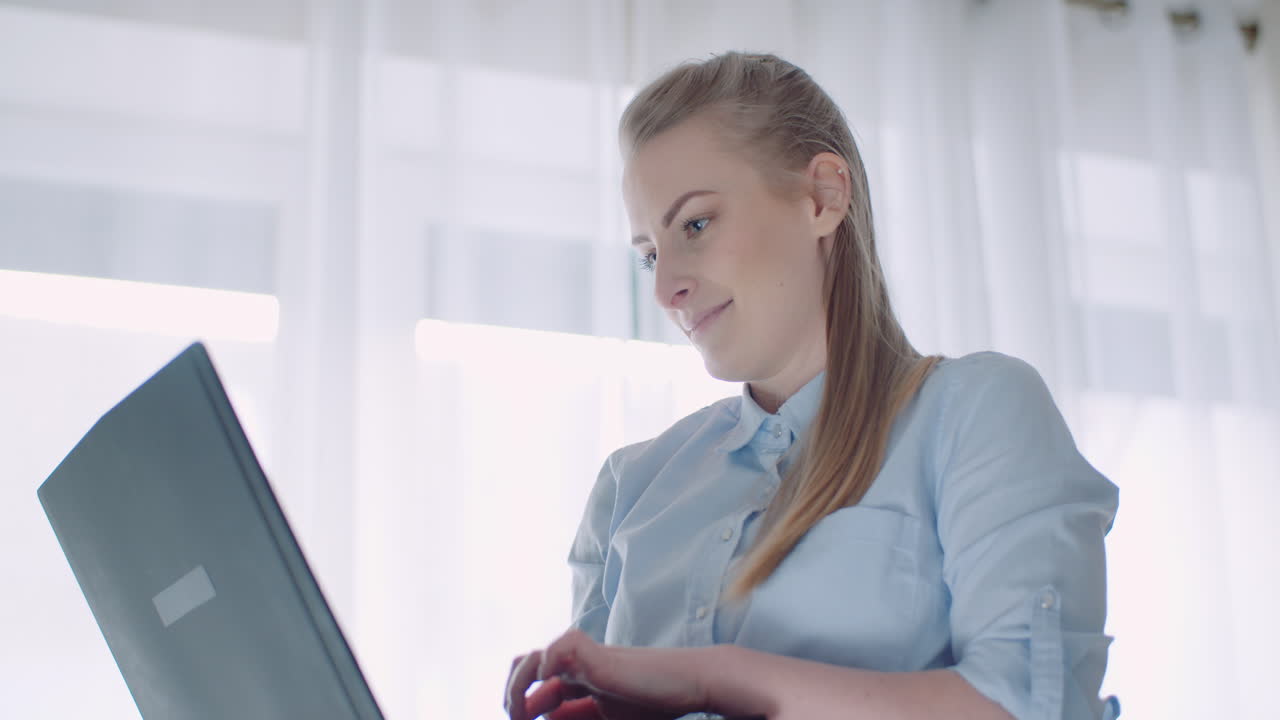 원격 위치에서 일하는 사업가 홈 오피스 1