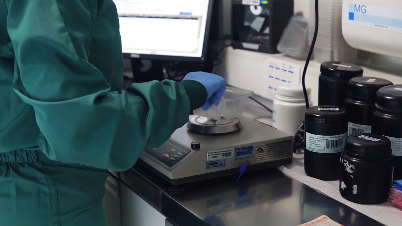 Cientista enfermeira pesa e mistura compostos para pílulas farmacêuticas em laboratório
