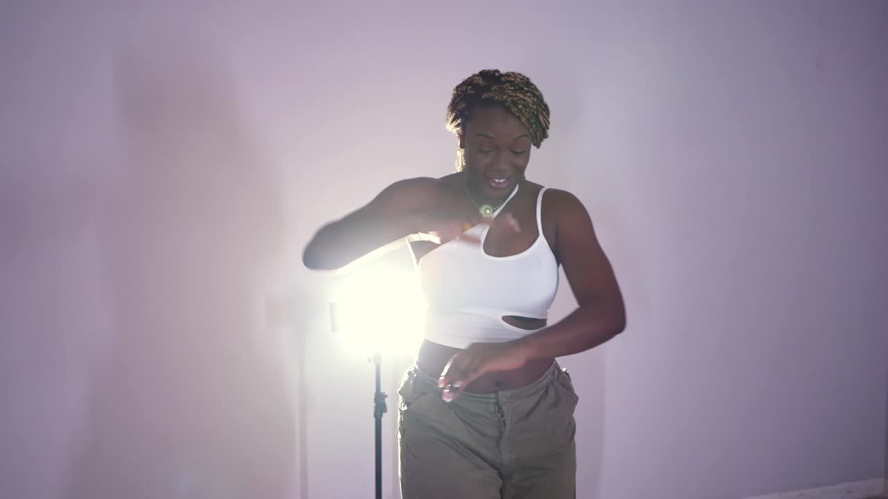 Une femme dansant dans un studio.