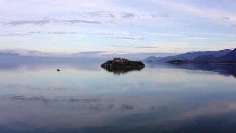 Schöne-Aussicht-Auf-Den-Himmel,-Der-Sich-In-Der-Morgenstunde-Auf-Der-Ruhigen-Oberfläche-Des-Skadarsees-Spiegelt