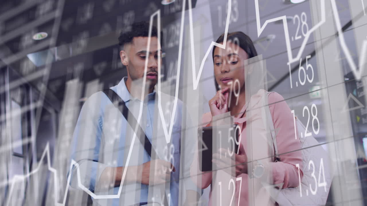 animación del procesamiento de datos sobre gente de negocios biracial en la oficina