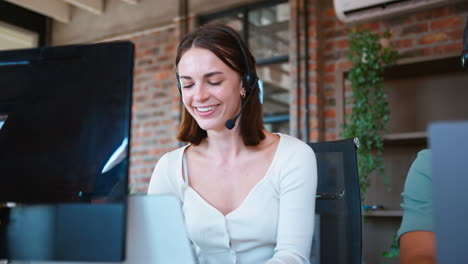 Mujer-De-Negocios-En-Equipo-De-Negocios-Usando-Auriculares-En-El-Centro-De-Atención-Al-Cliente