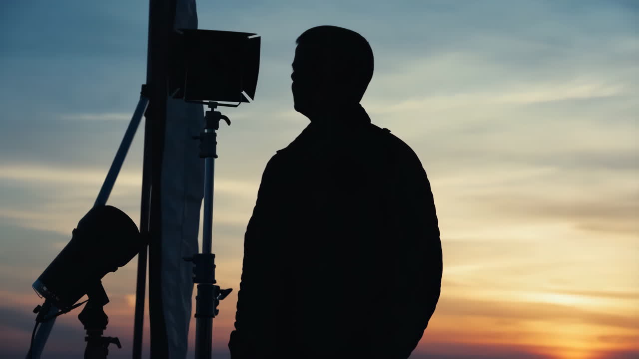 Silhouette di un uomo con illuminazione da studio al tramonto