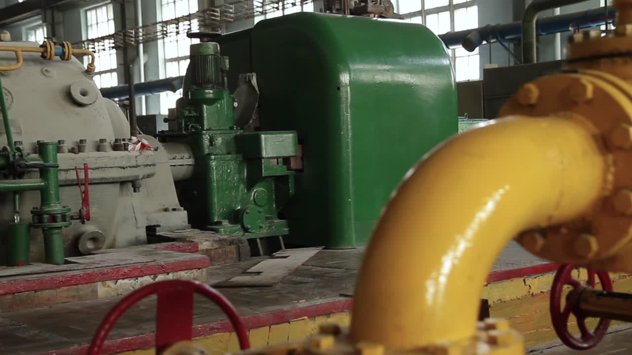 macchinari e tubi per impianti industriali