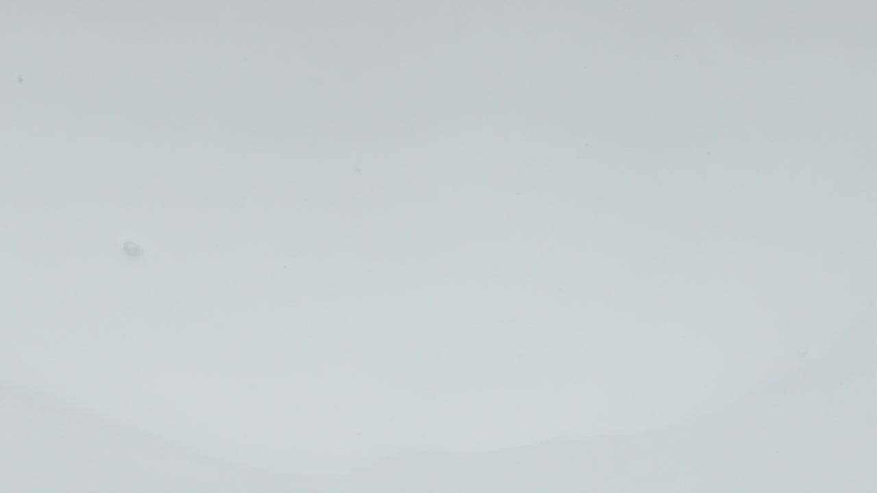 blackberry cayendo postre lechoso con salpicaduras en súper cámara lenta de cerca.