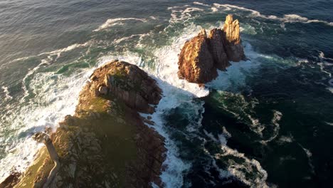 Luftdrohnenansicht-Von-Galizien,-Spanien,-Küstenlinie,-Leuchtturm,-Felsen,-Klippenformation,-Natürliche-Sonnenuntergangslandschaft