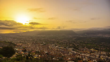 Toma-Estática-De-La-Ciudad-De-Palermo-En-Las-Estribaciones-De-Una-Cordillera-Junto-Con-La-Costa-Del-Mar-Mediterráneo-Desde-La-Ciudad-De-Monreale,-Sicilia,-Italia-Durante-La-Puesta-De-Sol