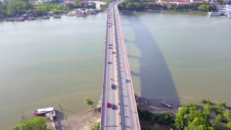 坦<unk>隆普爾 (tanjung lumpur) 穿過庫安坦河 (kuantan river) 的飛行道