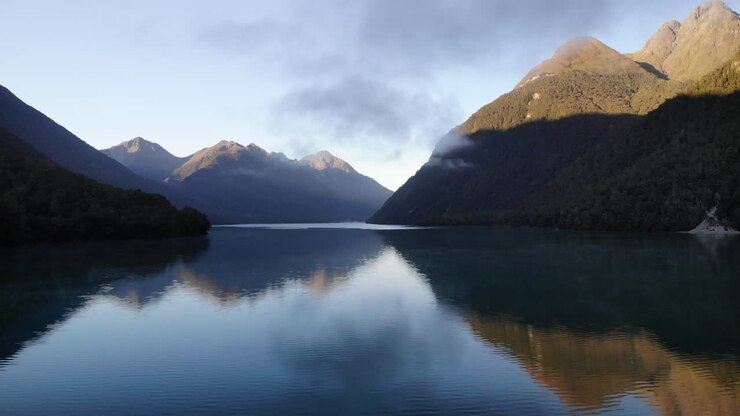 Lago e montagne all'alba e al tramonto, ripresa con drone 4k in Nuova Zelanda