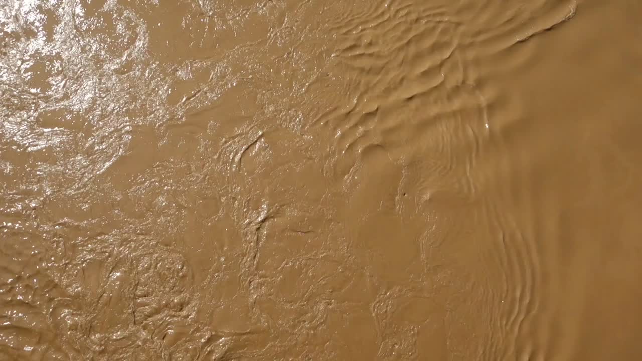 아래로 흐르는 진이 많고 격렬한 강의 강한 흐름의 위쪽 전망