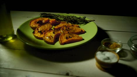 calabaza al horno con hierbas aromáticas. comida saludable. plato de calabaza orgánica