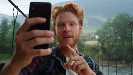 video de llamadas turísticas de viajeros por teléfono en primer plano. habla feliz de mochileros en la naturaleza.