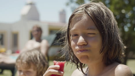 Glücklicher-Junge,-Der-Süße-Wassermelone-Im-Freien-Isst-Und-In-Die-Kamera-Schaut