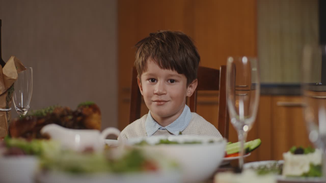 Ragazzo a tavola per una cena di festa