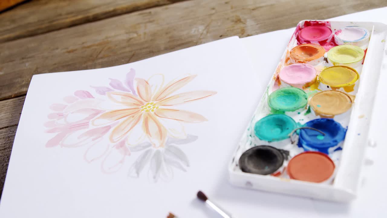 수채화 페인트와 캔버스 페인트 브러쉬