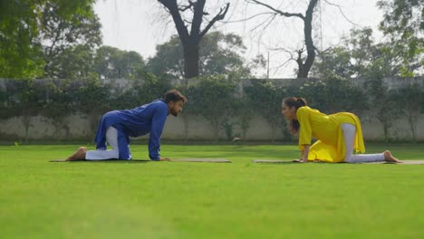 Una-Pareja-India-Está-Haciendo-Yoga.