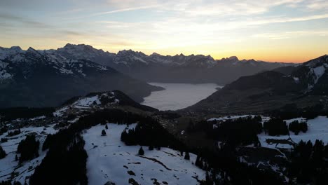 Amden-Weesen-Schweiz-Nach-Sonnenuntergang-Weit-Oben-In-Den-Alpen-über-Dem-Touristenziel