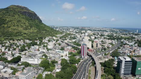 Vista-Aérea-Del-Tráfico-En-La-Autopista-En-Port-Louis-Durante-El-Día-Soleado-En-Mauricio