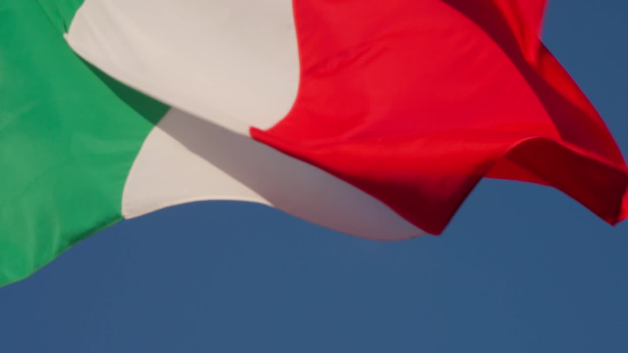 Vista ravvicinata della bandiera italiana che sventola al vento sotto un cielo sereno. Catturata a Roma, Italia (Roma, Italia)