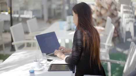 Geschäftsfrau-Tippt-Auf-Ihrem-Laptop