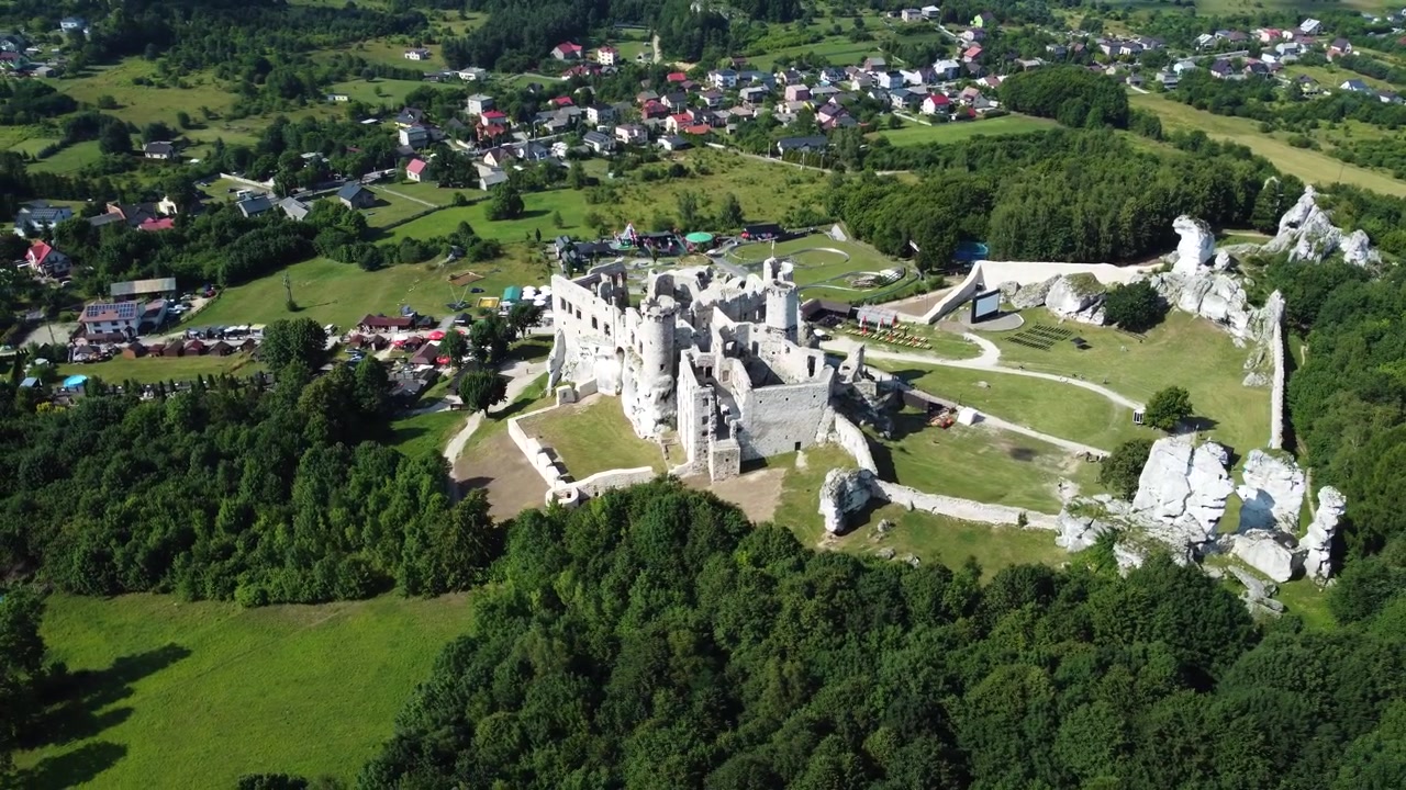 Zřícenina hradu v Orgrodzieńci, Polsko, letecký kruhový pohled.