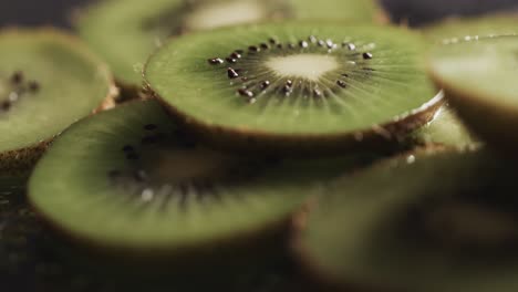 micro vídeo de primer plano de las rebanadas de frutas de kiwi con espacio para copiar