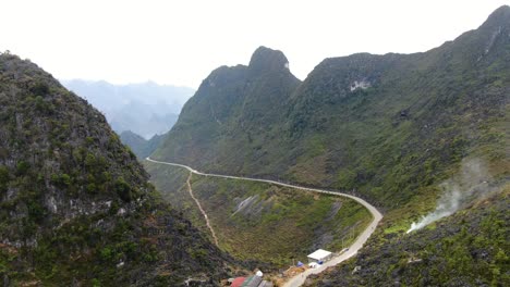 - hermosos caminos sinuosos en la parte superior del paso ma pi leng, provincia de ha giang, vietnam