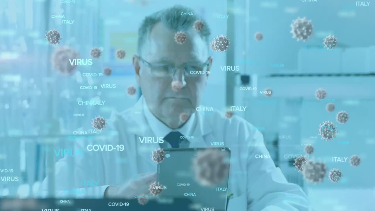 실험실에서 디지털 태블릿을 사용하는 남성 과학자에 대한 코로나19 세포와 텍스트