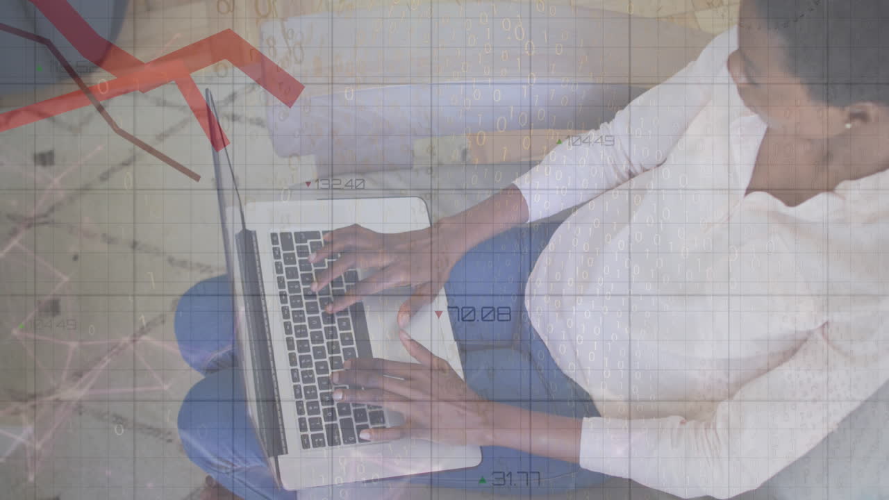 animación del procesamiento de datos estadísticos contra una mujer afroamericana que usa una computadora portátil en casa