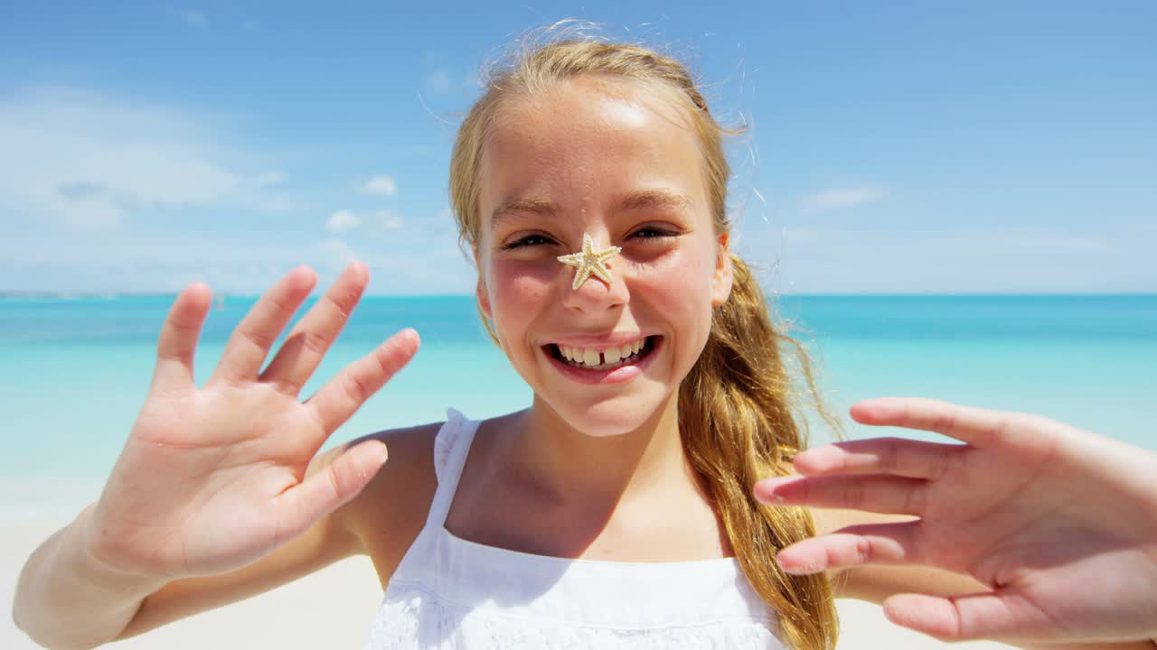 해변에서 재미를 느끼는 백인 소녀의 초상화