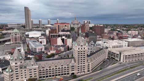 Aerial-push-towards-the-Albany-NY,-New-York-Skyline-over-traffic