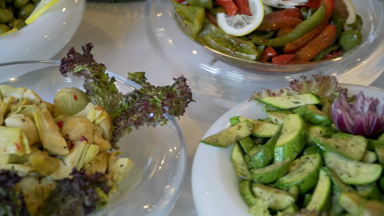 línea de buffet de almuerzo y cena.