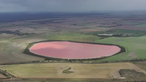 Imágenes-De-Drones-Del-Lago-Rosa-En-El-Sur-De-Australia