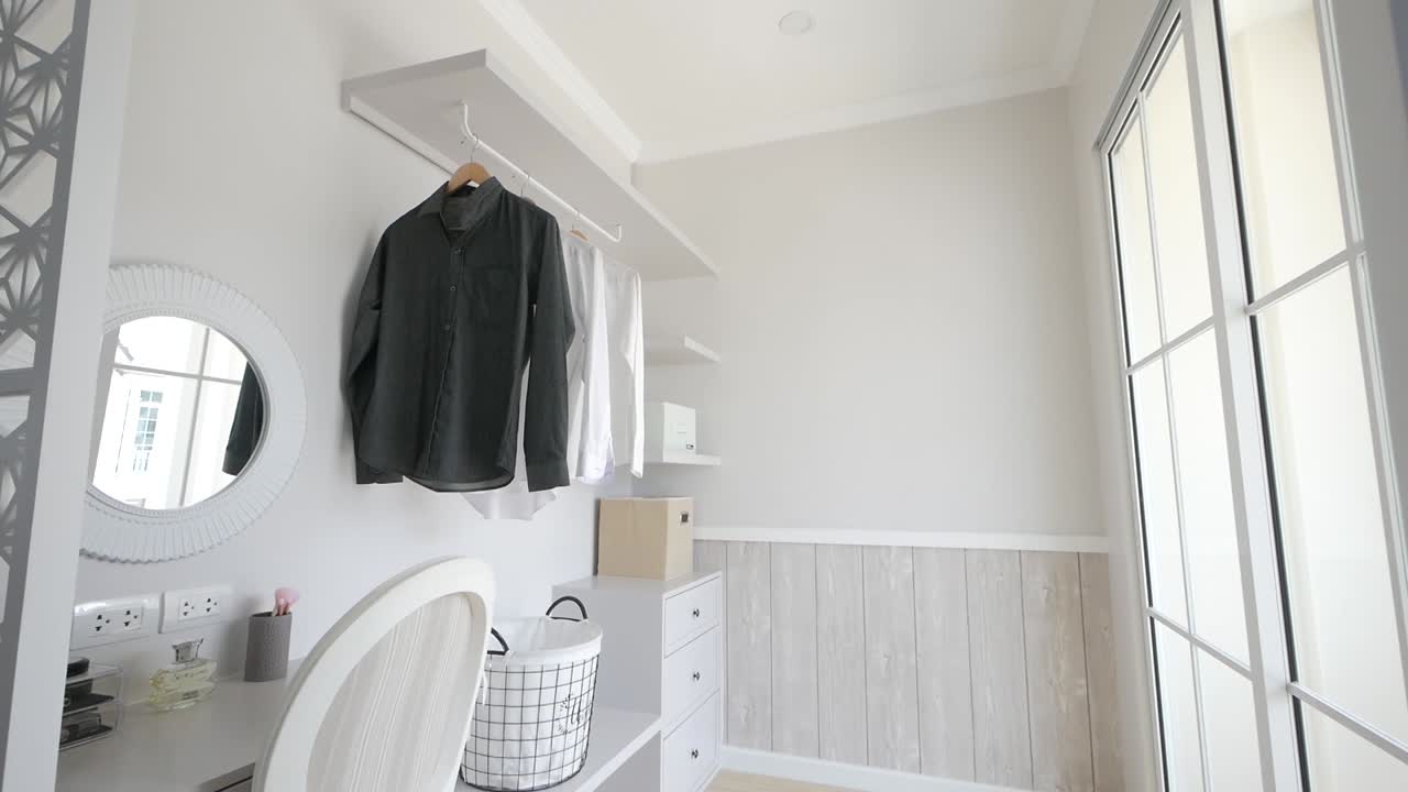 idea monocromática y mínima de decoración de vestidor