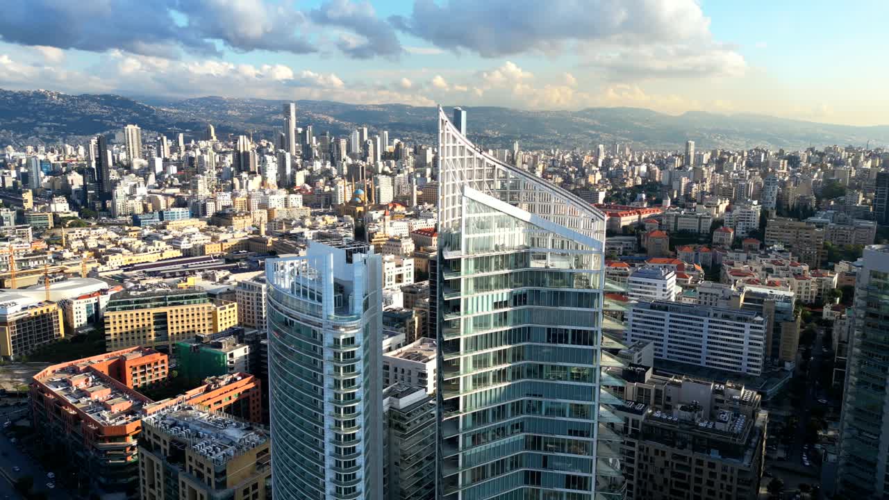 드론이 레바논의 베이루트 시의 4시즌 호텔을  ⁇ 았습니다.