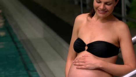 Pregnant-woman-about-to-swim