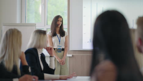 analista financiera mujer está hablando en una reunión de negocios con colegas o socios