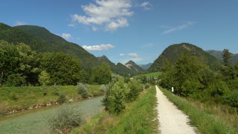 Radweg-Am-Rande-Der-Kurstadt-Bad-Ischl