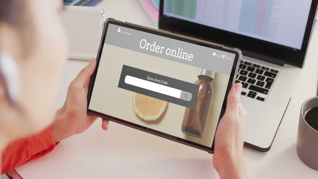 태블릿을 사용하여 책상에 앉아있는 백인 여성, 미용 제품에 대한 온라인 쇼핑, 슬로우 모션