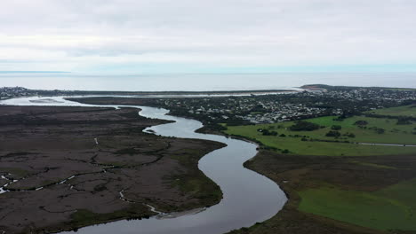 Antena-Con-Vistas-A-Barwon-Heads-Australia,-Humedales-Y-Río-Sinuoso