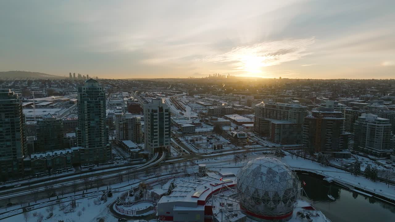 revelación del edificio astc del mundo científico de vancouver: toma aérea de drones con nieve invernal